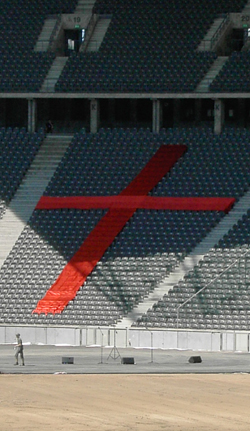 Kreuz auf der Tribühne